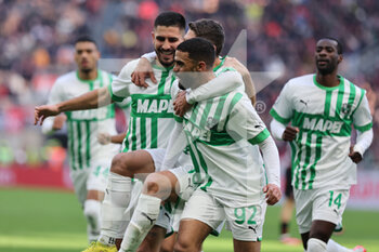 2023-01-29 - Gregoire Defrel of US Sassuolo celebrates with his teammates after scoring a goal during Serie A 2022/23 football match between AC Milan and US Sassuolo at San Siro Stadium, Milan, Italy on January 29, 2023 - AC MILAN VS US SASSUOLO - ITALIAN SERIE A - SOCCER