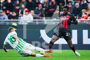 2023-01-29 - Divock Origi of AC Milan competes for the ball with Davide Frattesi of US Sassuolo during Serie A 2022/23 football match between AC Milan and US Sassuolo at San Siro Stadium, Milan, Italy on January 29, 2023 - AC MILAN VS US SASSUOLO - ITALIAN SERIE A - SOCCER