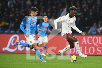 2023-01-29 - Tammy Abraham of AS Roma  competes for the ball with Alessio Zerbin of SSC Napoli  during the Serie A  match between SSC Napoli v AS Roma  at Stadio Diego Armando Maradona - SSC NAPOLI VS AS ROMA - ITALIAN SERIE A - SOCCER
