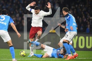 2023-01-29 - Lorenzo Pellegrini of AS Roma  competes for the ball with Stanislav Lobotka of SSC Napoli  during the Serie A  match between SSC Napoli v AS Roma  at Stadio Diego Armando Maradona - SSC NAPOLI VS AS ROMA - ITALIAN SERIE A - SOCCER
