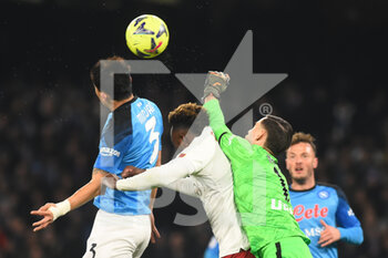 2023-01-29 - Alex Meret of SSC Napoli  competes for the ball with Tammy Abraham of AS Roma  during the Serie A  match between SSC Napoli v AS Roma  at Stadio Diego Armando Maradona - SSC NAPOLI VS AS ROMA - ITALIAN SERIE A - SOCCER