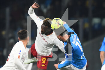 2023-01-29 - Tammy Abraham of AS Roma  competes for the ball with Amir Rrahmani of SSC Napoli  during the Serie A  match between SSC Napoli v AS Roma  at Stadio Diego Armando Maradona - SSC NAPOLI VS AS ROMA - ITALIAN SERIE A - SOCCER