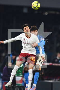 2023-01-29 - Stepham El Shaarawy of AS Roma competes for the ball with Giovanni Di Lorenzo of SSC Napoli  during the Serie A  match between SSC Napoli v AS Roma  at Stadio Diego Armando Maradona - SSC NAPOLI VS AS ROMA - ITALIAN SERIE A - SOCCER