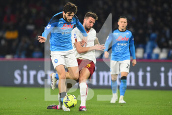 2023-01-29 - Bryan Cristante of AS Roma  competes for the ball with Khvicha Kvaratskhelia of SSC Napoli  during the Serie A  match between SSC Napoli v AS Roma  at Stadio Diego Armando Maradona - SSC NAPOLI VS AS ROMA - ITALIAN SERIE A - SOCCER