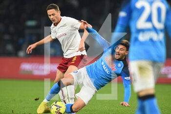 2023-01-29 - Nemanja Matic of AS Roma  competes for the ball with Giovanni Simeone of SSC Napoli  during the Serie A  match between SSC Napoli v AS Roma  at Stadio Diego Armando Maradona - SSC NAPOLI VS AS ROMA - ITALIAN SERIE A - SOCCER