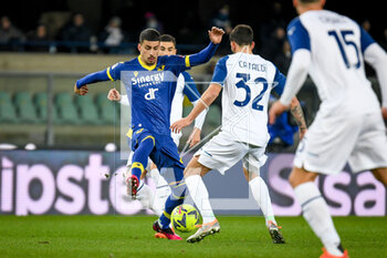 2023-02-06 - Verona's Mateusz Praszelik in action against Lazio's Danilo Cataldi - HELLAS VERONA FC VS SS LAZIO - ITALIAN SERIE A - SOCCER