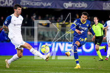 2023-02-06 - Verona's Cyril Ngonge in action against Lazio's Alessio Romagnoli - HELLAS VERONA FC VS SS LAZIO - ITALIAN SERIE A - SOCCER