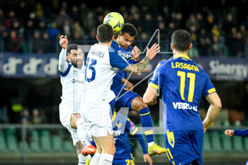 2023-02-06 - Header of Verona's Cyril Ngonge hindered by Lazio's Alessio Romagnoli - HELLAS VERONA FC VS SS LAZIO - ITALIAN SERIE A - SOCCER