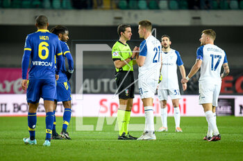2023-02-06 - The referee of the match Giovanni Ayroldi against Lazio's Sergej Milinkovic-Savic - HELLAS VERONA FC VS SS LAZIO - ITALIAN SERIE A - SOCCER