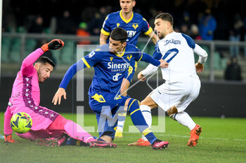 2023-02-06 - Lazio's Mattia Zaccagni tries to score a goal saved by Verona's Lorenzo Montipo - HELLAS VERONA FC VS SS LAZIO - ITALIAN SERIE A - SOCCER