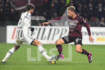 2023-02-07 - Matteo Lovato of US Salernitana  competes for the ball with Manuel Locatelli of Juventus FC  during the Serie A match between US Salernitana 1919 v Juventus FC  at Arechi  Stadium  - US SALERNITANA VS JUVENTUS FC - ITALIAN SERIE A - SOCCER