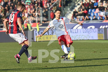 2023-02-12 - Stefano Sensi (AC Monza) in action - BOLOGNA FC VS AC MONZA - ITALIAN SERIE A - SOCCER