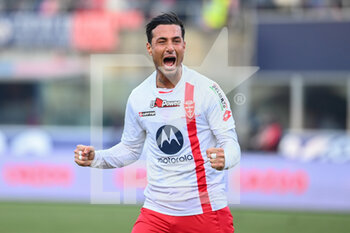 2023-02-12 - Armando Izzo (Monza) celebrate the victory - BOLOGNA FC VS AC MONZA - ITALIAN SERIE A - SOCCER