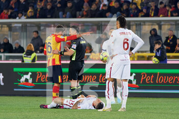 2023-02-11 - Joan Gonzalez (US Lecce) protests with the referee Gianluca Aureliano of Bologna - US LECCE VS AS ROMA - ITALIAN SERIE A - SOCCER