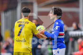 2023-02-18 - Riccardo Orsolini (Bologna) - Tommaso Augello (Sampdoria) - UC SAMPDORIA VS BOLOGNA FC - ITALIAN SERIE A - SOCCER