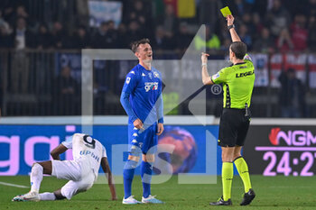 2023-02-25 - Giovanni Ayroldi (referee) shows yellow card to Liam Henderson (Empoli FC) - EMPOLI FC VS SSC NAPOLI - ITALIAN SERIE A - SOCCER