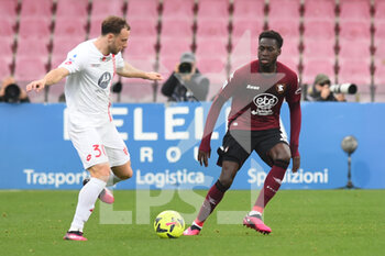 2023-02-26 - Carlos Augusto of US Monza competes for the ball with Junior Sambia of US Salernitana   during the Serie A match between US Salernitana 1919 v AC Monza  at Stadio Arechi   - US SALERNITANA VS AC MONZA - ITALIAN SERIE A - SOCCER