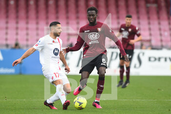 2023-02-26 - Gianluca Caprari of US Monza competes for the ball with Junior Sambia of US Salernitana   during the Serie A match between US Salernitana 1919 v AC Monza  at Stadio Arechi   - US SALERNITANA VS AC MONZA - ITALIAN SERIE A - SOCCER