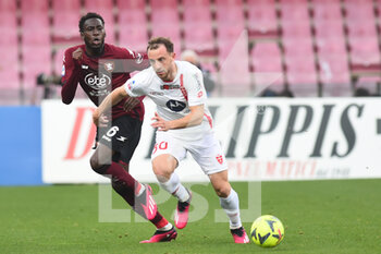 2023-02-26 - Carlos Augusto of US Monza competes for the ball with Junior Sambia of US Salernitana   during the Serie A match between US Salernitana 1919 v AC Monza  at Stadio Arechi   - US SALERNITANA VS AC MONZA - ITALIAN SERIE A - SOCCER