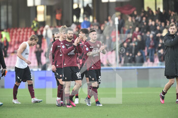 2023-02-26 - the Salernitana players thank the supporters at the end of the match  during the Serie A match between US Salernitana 1919 v AC Monza  at Stadio Arechi   - US SALERNITANA VS AC MONZA - ITALIAN SERIE A - SOCCER