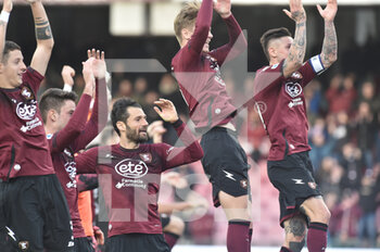 2023-02-26 - the Salernitana players thank the supporters at the end of the match  during the Serie A match between US Salernitana 1919 v AC Monza  at Stadio Arechi   - US SALERNITANA VS AC MONZA - ITALIAN SERIE A - SOCCER