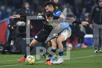 2023-03-03 - Elseid Hysaj of SS Lazio competes for the ball with Hirving Lozano of SSC Napoli  the Serie A match between SSC Napoli vs SS Lazio  at Diego Armando Maradona Stadium   - SSC NAPOLI VS SS LAZIO - ITALIAN SERIE A - SOCCER