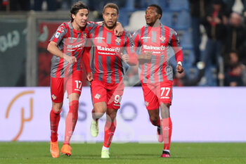 2023-03-06 - Cyriel Dessers of U.S. Cremonese celebrates after scoring a goal with his team mates during the Serie A match between U.S. Sassuolo Calcio and US Cremonese at Mapei Stadium-Città del Tricolore on March 6, 2023 in Reggio Emilia, Italy. - US SASSUOLO VS US CREMONESE - ITALIAN SERIE A - SOCCER