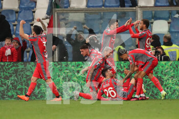 2023-03-06 - Cyriel Dessers of U.S. Cremonese celebrates after scoring a goal with his team mates during the Serie A match between U.S. Sassuolo Calcio and US Cremonese at Mapei Stadium-Città del Tricolore on March 6, 2023 in Reggio Emilia, Italy. - US SASSUOLO VS US CREMONESE - ITALIAN SERIE A - SOCCER