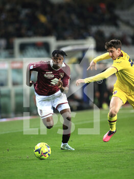 2023-03-06 - Wilfred Singo (Torino FC) in action against Andrea Cambiaso (Bologna FC) - TORINO FC VS BOLOGNA FC - ITALIAN SERIE A - SOCCER