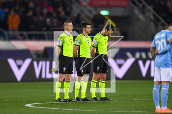 2023-03-11 - The Referee of the match Fabio Maresca lined up for a minute of recollection to honor the shipwreck victims - BOLOGNA FC VS SS LAZIO - ITALIAN SERIE A - SOCCER
