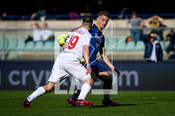 2023-03-12 - Verona's Darko Lazovic in action against Monza's Samuele Birindelli - HELLAS VERONA FC VS AC MONZA - ITALIAN SERIE A - SOCCER