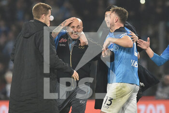 2023-03-11 - Luciano Spalletti coach  of SSC Napoli  hug the boys at the end of the race  during the Serie A match between SSC Napoli v Atalanta BC  at Diego Armando Maradona Stadium  - SSC NAPOLI VS ATALANTA BC - ITALIAN SERIE A - SOCCER