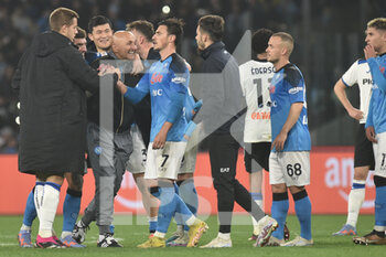 2023-03-11 - Luciano Spalletti coach  of SSC Napoli  hug the boys at the end of the race  during the Serie A match between SSC Napoli v Atalanta BC  at Diego Armando Maradona Stadium  - SSC NAPOLI VS ATALANTA BC - ITALIAN SERIE A - SOCCER