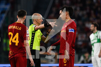 2023-03-12 - Michael Fabbri referee and Chris Smalling (AS Roma)  during the Italian Football Championship League A 2022/2023 match between AS Roma vs US Sassuolo at the Olimpic Stadium in Rome  on 12 March 2023. - AS ROMA VS US SASSUOLO - ITALIAN SERIE A - SOCCER