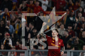 2023-03-12 - Nicola Zalewski (AS Roma) celebrates after scoring the goal 1-2 during the Italian Football Championship League A 2022/2023 match between AS Roma vs US Sassuolo at the Olimpic Stadium in Rome  on 12 March 2023. - AS ROMA VS US SASSUOLO - ITALIAN SERIE A - SOCCER