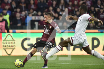 18/03/2023 - Tonny Vilhena of US Salernitana  competes for the ball with Jhon Lucumí of Bologna FC   during the Serie A match between US Salernitana 1919 v  Bologna FC  at Arechi  Stadium  - US SALERNITANA VS BOLOGNA FC - SERIE A - CALCIO