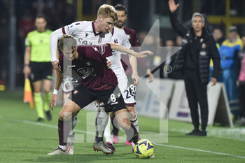 18/03/2023 - Emil Bohinen of US Salernitana  competes for the ball with Michel Aebischer of Bologna FC   during the Serie A match between US Salernitana 1919 v  Bologna FC  at Arechi  Stadium  - US SALERNITANA VS BOLOGNA FC - SERIE A - CALCIO