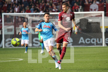 19/03/2023 - Alessandro Buongiorno (Torino FC) anticipates Hirving Lozano (SSC Napoli) - TORINO FC VS SSC NAPOLI - SERIE A - CALCIO