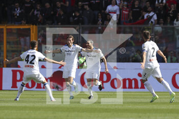 2023-04-01 - Marten De Roon (Atalanta) celebrates the goal scored - US CREMONESE VS ATALANTA BC - ITALIAN SERIE A - SOCCER