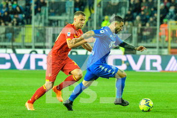 2023-04-03 - Empoli's Francesco Caputo fights for the ball against Lecce's Alexis Blin - EMPOLI FC VS US LECCE - ITALIAN SERIE A - SOCCER