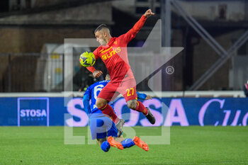 2023-04-03 - Lecce's Gabriel Strefezza fights for the ball against Empoli's Fabiano Parisi - EMPOLI FC VS US LECCE - ITALIAN SERIE A - SOCCER