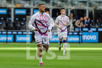 2023-04-01 - Igor of ACF Fiorentina warms up during Serie A 2022/23 football match between FC Internazionale and ACF Fiorentina at Giuseppe Meazza Stadium, Milan, Italy on April 01, 2023 - INTER - FC INTERNAZIONALE VS ACF FIORENTINA - ITALIAN SERIE A - SOCCER