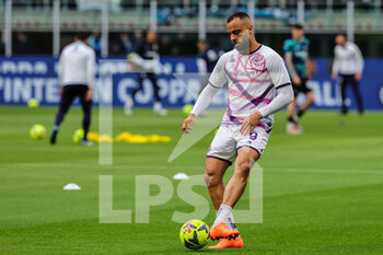 2023-04-01 - Arthur Cabral of ACF Fiorentina warms up during Serie A 2022/23 football match between FC Internazionale and ACF Fiorentina at Giuseppe Meazza Stadium, Milan, Italy on April 01, 2023 - INTER - FC INTERNAZIONALE VS ACF FIORENTINA - ITALIAN SERIE A - SOCCER
