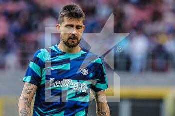 2023-04-01 - Francesco Acerbi of FC Internazionale looks on during Serie A 2022/23 football match between FC Internazionale and ACF Fiorentina at Giuseppe Meazza Stadium, Milan, Italy on April 01, 2023 - INTER - FC INTERNAZIONALE VS ACF FIORENTINA - ITALIAN SERIE A - SOCCER