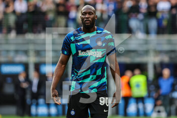 2023-04-01 - Romelu Lukaku of FC Internazionale looks on during Serie A 2022/23 football match between FC Internazionale and ACF Fiorentina at Giuseppe Meazza Stadium, Milan, Italy on April 01, 2023 - INTER - FC INTERNAZIONALE VS ACF FIORENTINA - ITALIAN SERIE A - SOCCER
