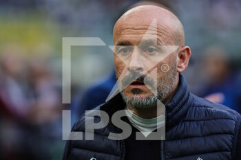 2023-04-01 - Vincenzo Italiano Head Coach of ACF Fiorentina looks on during Serie A 2022/23 football match between FC Internazionale and ACF Fiorentina at Giuseppe Meazza Stadium, Milan, Italy on April 01, 2023 - INTER - FC INTERNAZIONALE VS ACF FIORENTINA - ITALIAN SERIE A - SOCCER