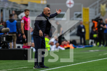 2023-04-01 - Vincenzo Italiano Head Coach of ACF Fiorentina gestures during Serie A 2022/23 football match between FC Internazionale and ACF Fiorentina at Giuseppe Meazza Stadium, Milan, Italy on April 01, 2023 - INTER - FC INTERNAZIONALE VS ACF FIORENTINA - ITALIAN SERIE A - SOCCER