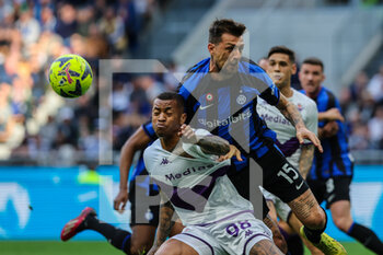 2023-04-01 - Francesco Acerbi of FC Internazionale competes for the ball with Igor of ACF Fiorentina during Serie A 2022/23 football match between FC Internazionale and ACF Fiorentina at Giuseppe Meazza Stadium, Milan, Italy on April 01, 2023 - INTER - FC INTERNAZIONALE VS ACF FIORENTINA - ITALIAN SERIE A - SOCCER