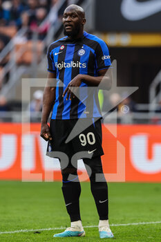 2023-04-01 - Romelu Lukaku of FC Internazionale looks on during Serie A 2022/23 football match between FC Internazionale and ACF Fiorentina at Giuseppe Meazza Stadium, Milan, Italy on April 01, 2023 - INTER - FC INTERNAZIONALE VS ACF FIORENTINA - ITALIAN SERIE A - SOCCER