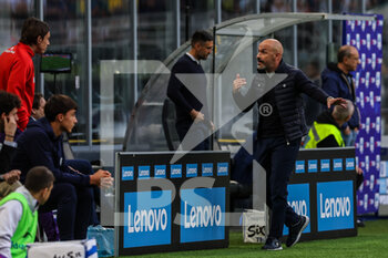 2023-04-01 - Vincenzo Italiano Head Coach of ACF Fiorentina gestures during Serie A 2022/23 football match between FC Internazionale and ACF Fiorentina at Giuseppe Meazza Stadium, Milan, Italy on April 01, 2023 - INTER - FC INTERNAZIONALE VS ACF FIORENTINA - ITALIAN SERIE A - SOCCER